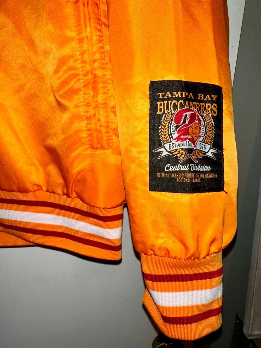 Tampa Bay Buccaneers vintage satin quilted bomber jacket - NFL football orange C - Picture 3 of 10